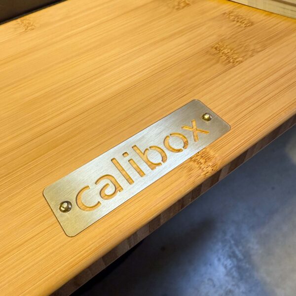 Logo calibox am Fensterbrett