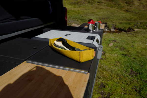 Campingbox im Mercedes Benz Camper in Nutzung in den Bergen