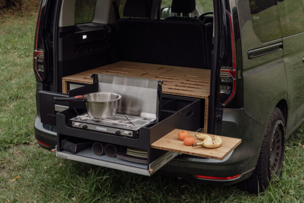 Heckküche Caddy mit ausziehbaren Heckauszug und Campingmodul mit Arbeitsflächen-Verlängerung