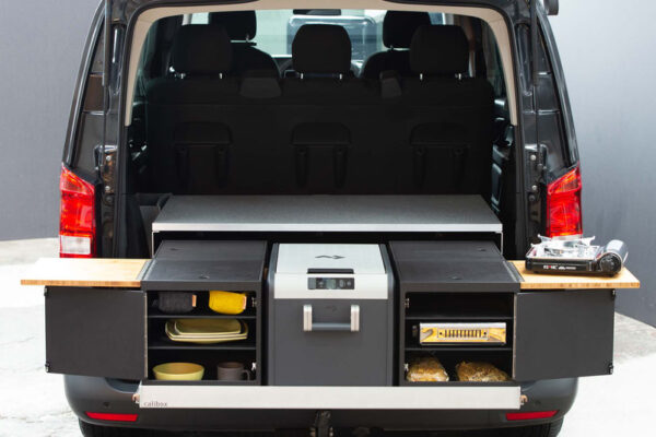 Campingbox für den Mercedes mit Kompressor Kühlbox Dometic CFX 35 und zwei Küchenmodulen mit Klapptisch