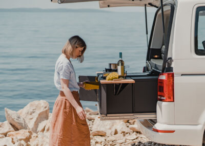 Kochen mit der Heckküche am VW California Beach
