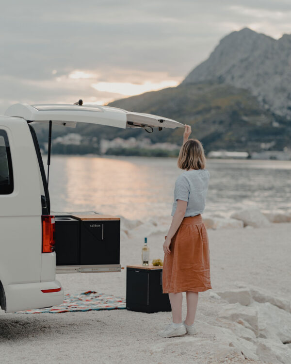 Campingbox mit Einzelmodulen am Meer zum Sonnenuntergang